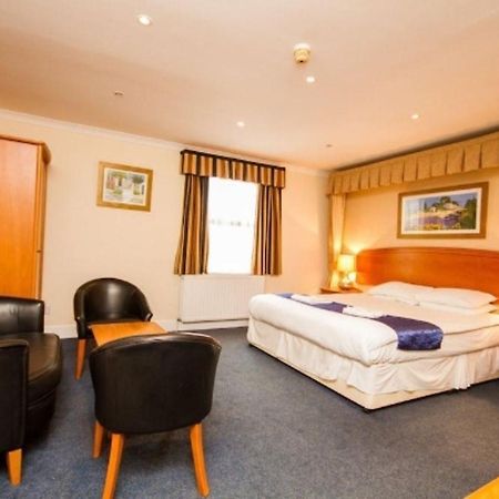 Chesters Hotel & Restaurant Salford  Buitenkant foto